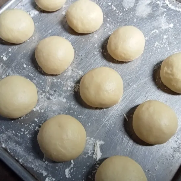 Tinju adonan dan bagi-bagi adonan, lalu bentuk bulat dan tata diloyang. Tutup dan diamkan lagi sekitar 20 menit.