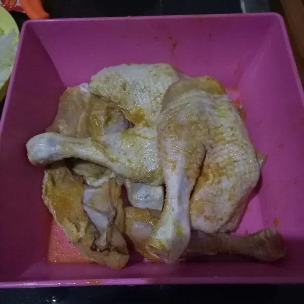 Bersihkan ayam, lalu marinasi dengan bumbu marinasi sekitar 15-30 menit diamkan. Lalu goreng hingga matang dengan api kecil. Aku tidak dengan ungkep  agar rasa ayam tetap terjaga manisnya. Tapi ini sesuai selera ya. Boleh juga kalau mau diungkep dulu.