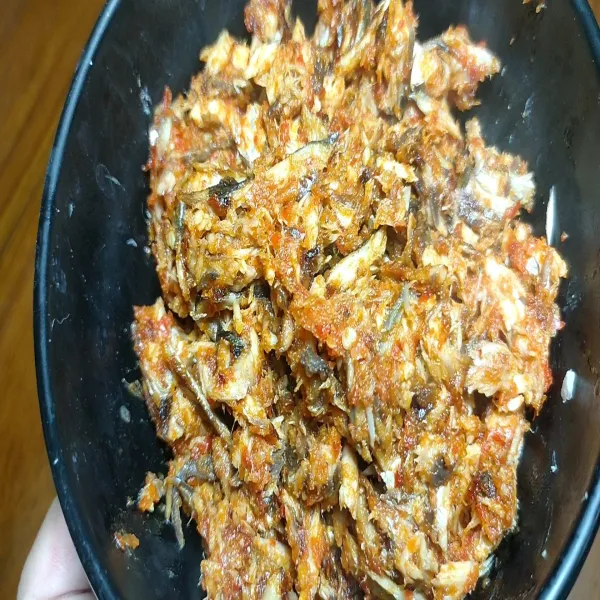 Tumis bumbu sambal sampai harum kemudian masukkan ikan pindang. Aduk rata dan sisihkan.