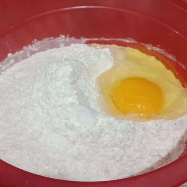 Untuk adonan kulit risol : campur tepung terigu, tapioka, telur, garam dan air. Kemudian aduk rata dan saring.