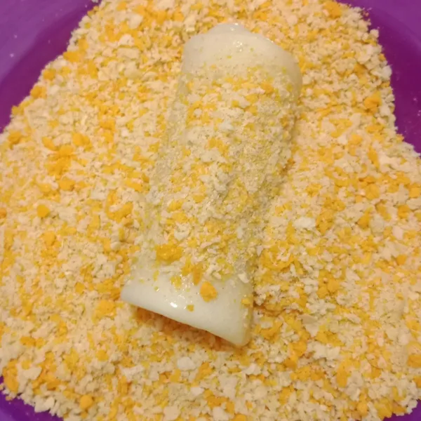 Celupkan risol ke kocokan telur kemudian gulingkan ke tepung roti.