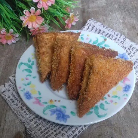 Panaskan minyak. goreng sandwich coklat dengan api kecil sebentar saja hingga keemasan. Angkat dan tiriskan. Siap dihidangkan.