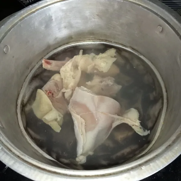 Rebus ayam di air mendidih selama 5 menit, lalu buang air rebusannya.
