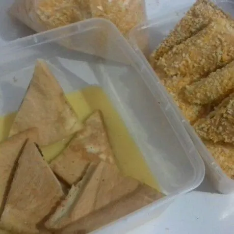 Kocok lepas telur dicampur air sisihkan. Siapkan tepung roti di wadah yang lain. Celupkan roti ke telur, balurkan ke tepung roti.