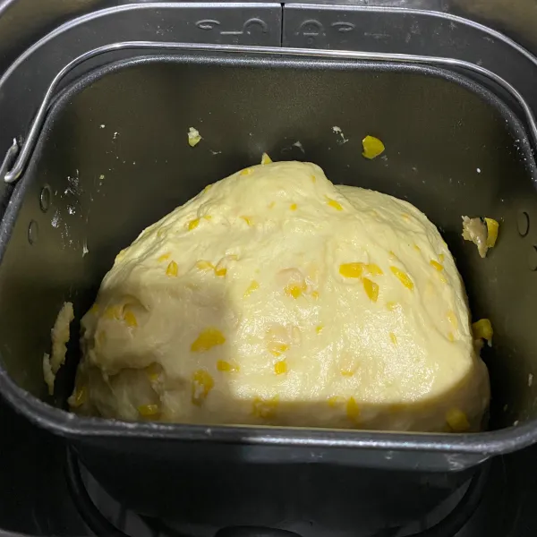 Setelah 2 menit masukkan mentega, dan biarkan mengulen selesai dengan sendirinya
