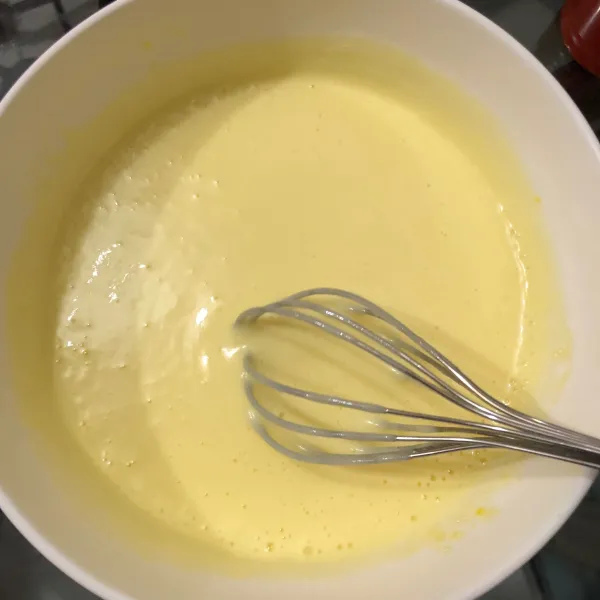 Campurkan cream ke dalam adonan kuning telur perlahan sambil diaduk.