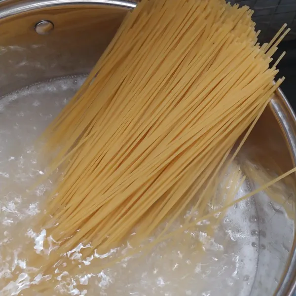 Rebus spaghetti sampai matang dan empuk, angkat dan tiriskan