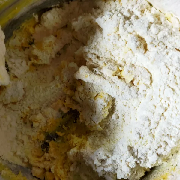 Mixer telur, gula halus dan margarin sekitar 1 menit saja. Kemudian tambahkan tepung terigu dan susu bubuk. Aduk rata dengan menggunakan spatula.