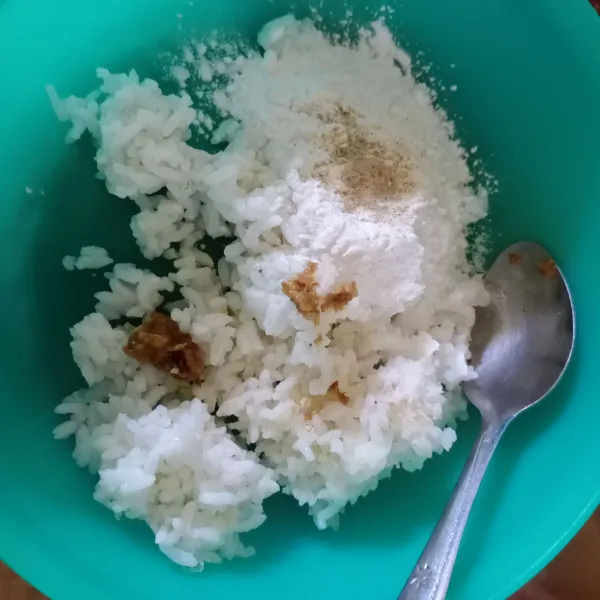 Dalam wadah masukkan nasi, tapioka, bumbu halus, lada, garam dan kaldu bubuk.