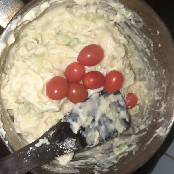 Tambahkan tomat ceri (opsional) karena carbonara standarnya tanpa tomat.