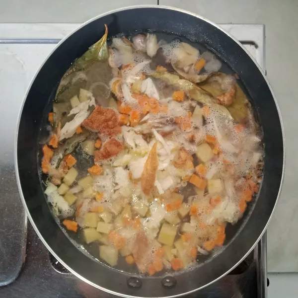 Masukkan kentang, wortel, garam, merica, penyedap rasa