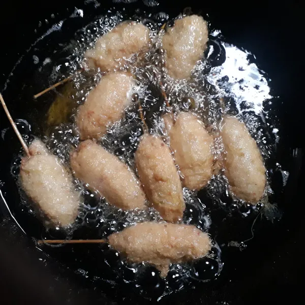 Panaskan minyak, goreng sempol nasi setengah matang, angkat celupkan lagi ke kocokan telur, agar lapisan tebal, goreng lagi hingga matang.