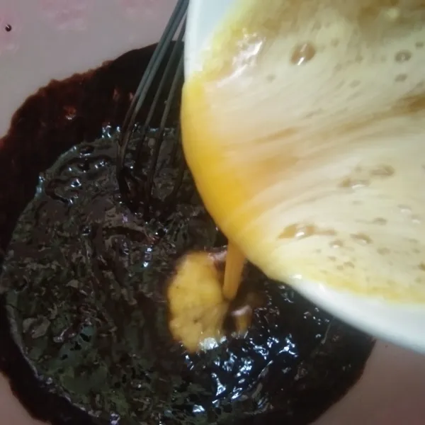 Tambahkan larutan gula dan telur, aduk rata.