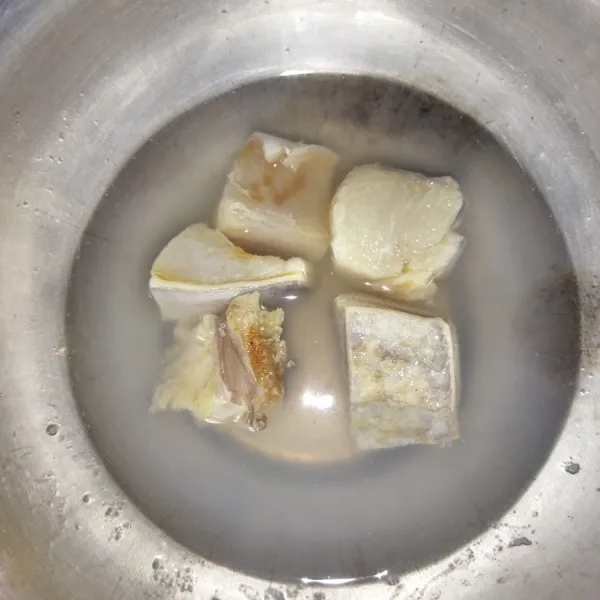 Siapkan ikan asin jambal, lalu rendam dengan air panas, untuk mengurangi kadar garamnya, supaya tidak terlalu asin.