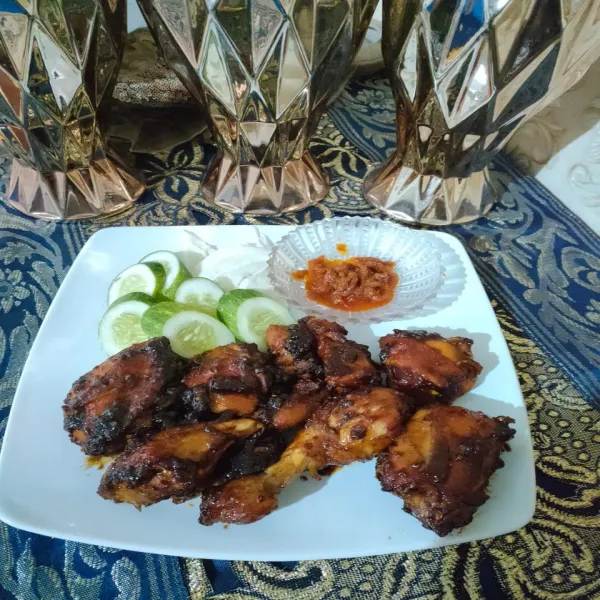 Beri sambal, timun dan ayam panggang kecap siap dihidangkan.