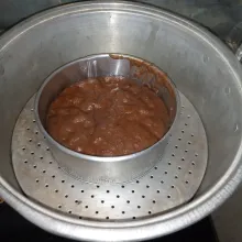 Tuang ke dalam loyang yang sudah diolesi minyak, kemudian kukus selama 20 menit hingga matang