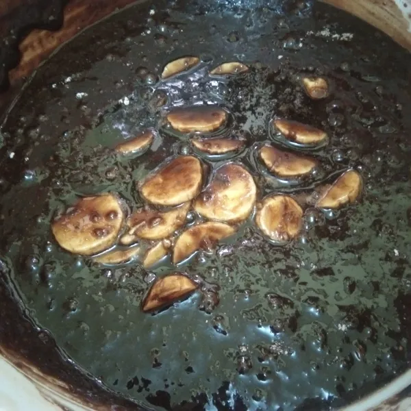 Tambahkan irisan tipis pisang, aduk.