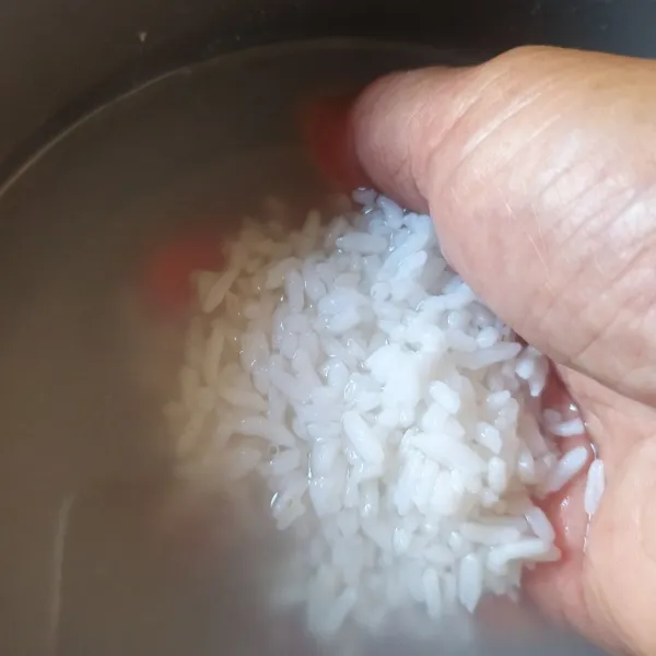 Rendam nasi sisa selama dua jam lalu tiriskan