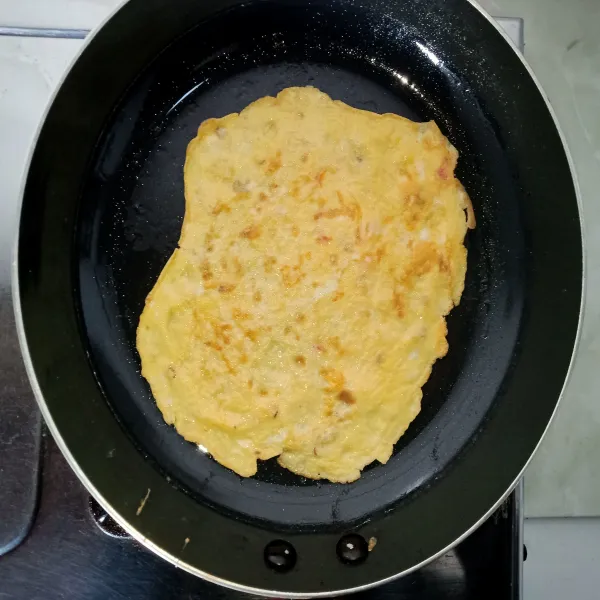 Goreng telur dadar untuk melengkapi sayurnya