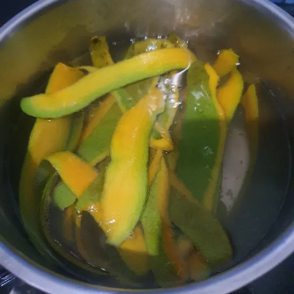 Cuci bersih buah mangga, ambil kulitnya. Rebus air bersama jelly powder dan gula. Aduk hingga mendidih.