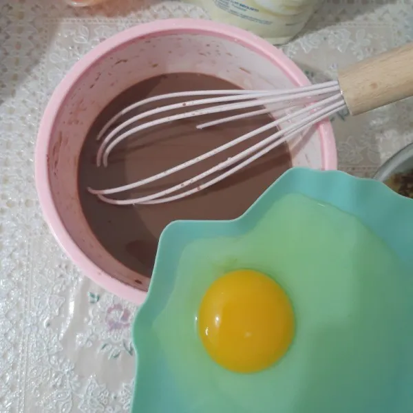 Kemudian buat isian, campur air, chocolatos, skm coklat, sagu, dan telur jadi satu, lalu saring.