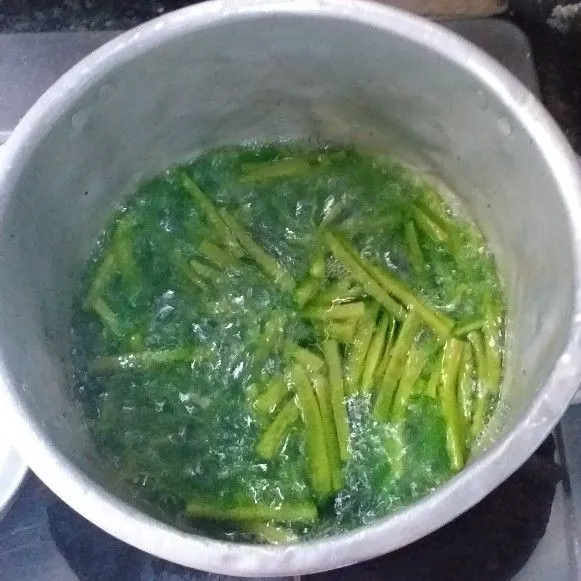 Tambahkan pewarna (optional), aduk kemudian masukkan potongan kulit. Masak dengan api kecil hingga air menyusut, angkat