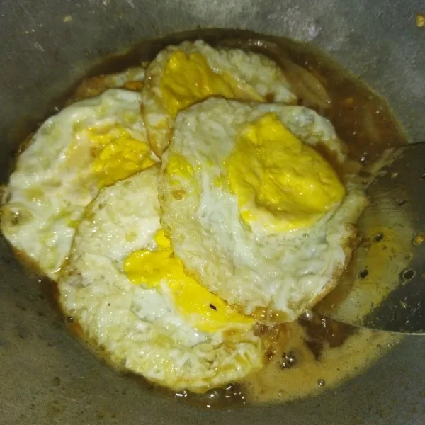 Lalu masukkan semua telur yang sudah diceplok.