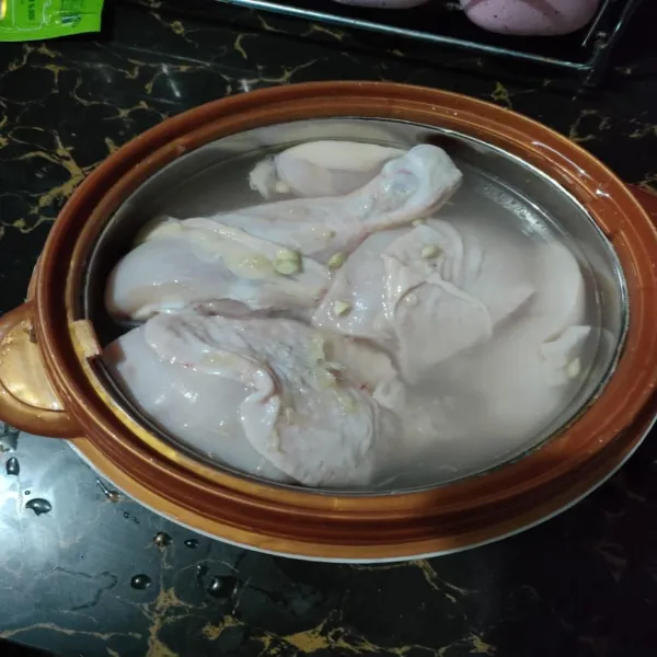 Siapkan ayam lalu cuci bersih dan lumuri dengan jeruk nipis dan diamkan 5 menit