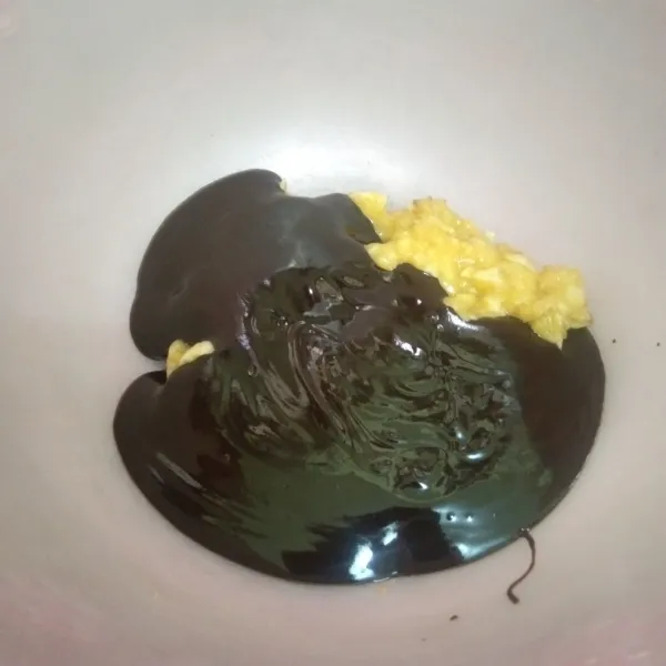 Haluskan pisang, campur dengan lelehan cokelat, aduk rata.
