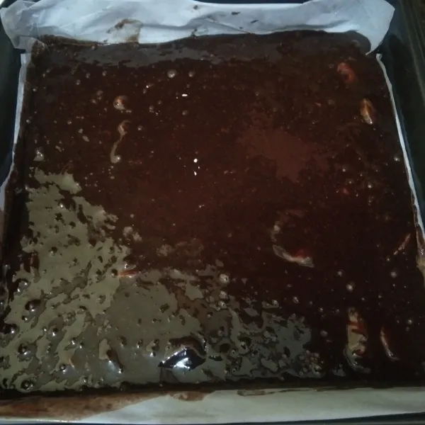 Siapkan loyang, olesi dengan margarin, lapisi dengan kertas roti, tuang adonan, panggang dengan suhu 180°c selama 40 menit atau sesuaikan dengan oven masing - masing.