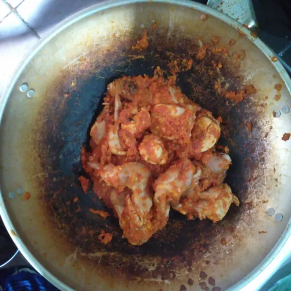 Masak ayam 8-10 menit hingga bumbu menyatu dengan ayam.
