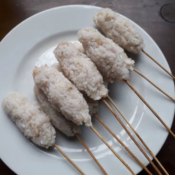 Bentuk lonjong menyerupai sempol, lalu tusuk dengan tusukan sate.