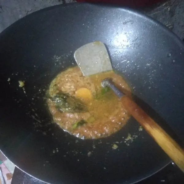 Tuang air, garam, gula merah, kaldu bubuk dan lada bubuk. Biarkan mendidih.