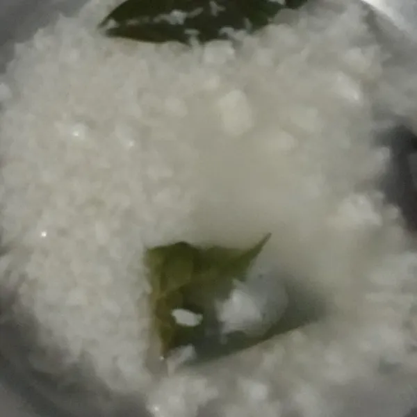 Rebus nasi dengan air dan daun salam hingga nasi berubah tekstur.