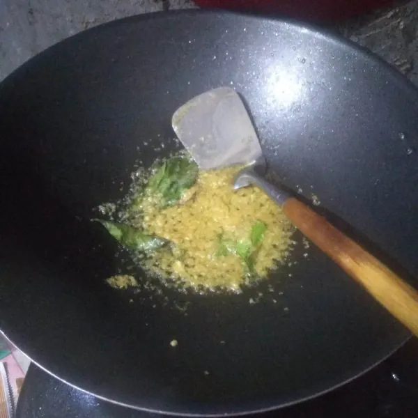 Tumis bumbu halus, daun jeruk, daun salam dan lengkuas hingga harum.
