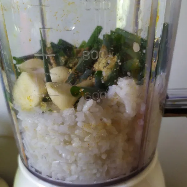 Blender nasi, bawang putih, garam, ketumbar bubuk dan daun bawang prei sampai halus, tanpa air