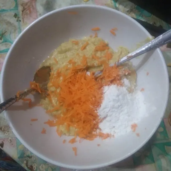 Tuang bahan halus ke dalam mangkok, tambahkan wortel parut dan tepung beras. Aduk rata.
