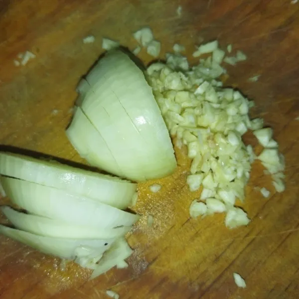 Lalu siapkan bawang bombay lalu potong-potong dan bawang putih yang digeprek lalu cincang kasar.