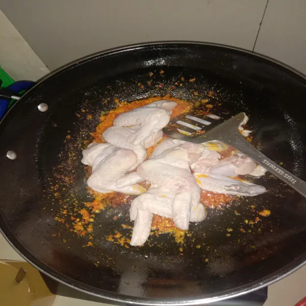 Masukan ayam yang sudah dicuci aduk hingga bumbu tercampur rata.