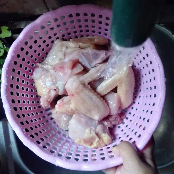 Cuci ayam sampai bersih lalu rebus ayam selama 15-20 menit.