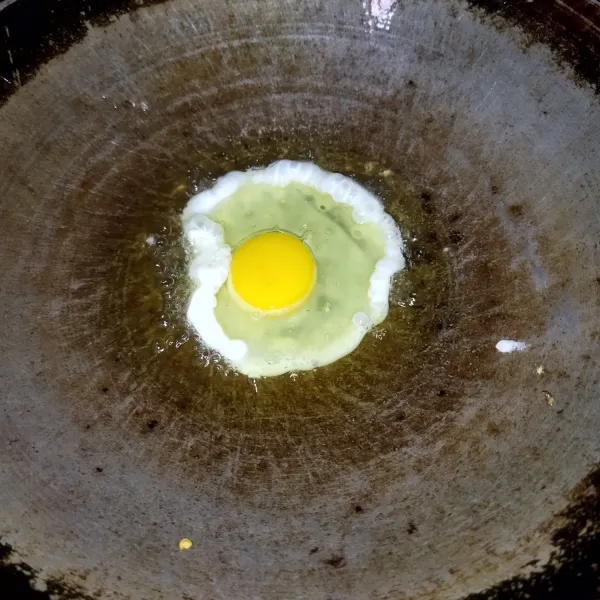 Ceplok telur satu persatu.