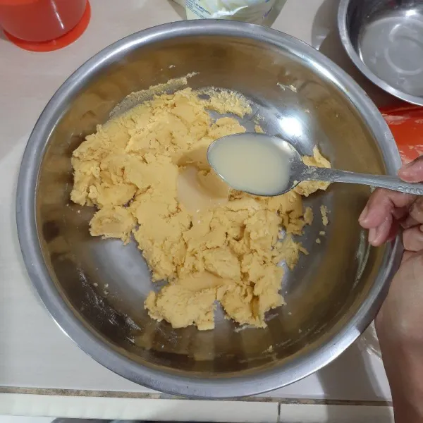Lalu beri skm putih dan uleni dengan tangan sampai tidak lengket.