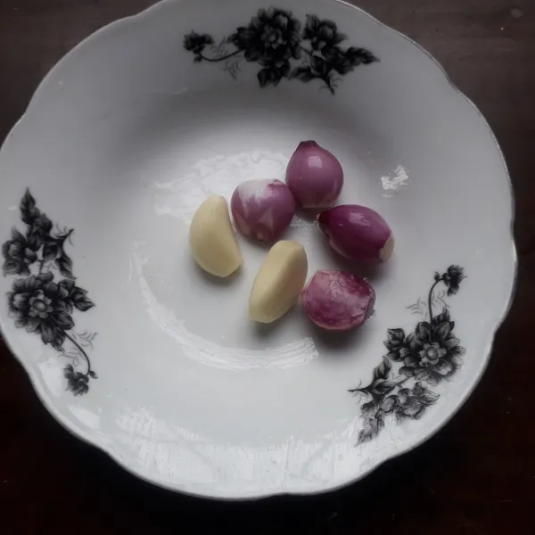 Haluskan bawang merah dan bawang putih.