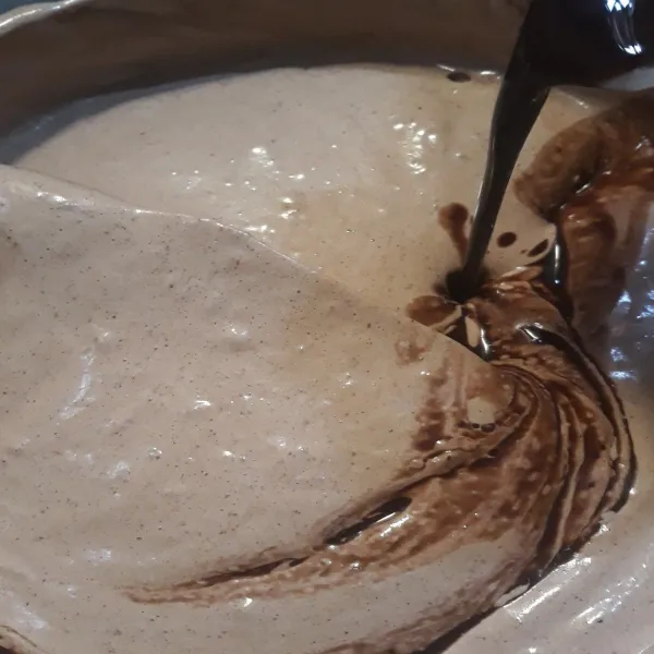 Tuang coklat leleh dan minyak, aduk balik dengan spatula hingga merata dan tidak mengendap dibawah.