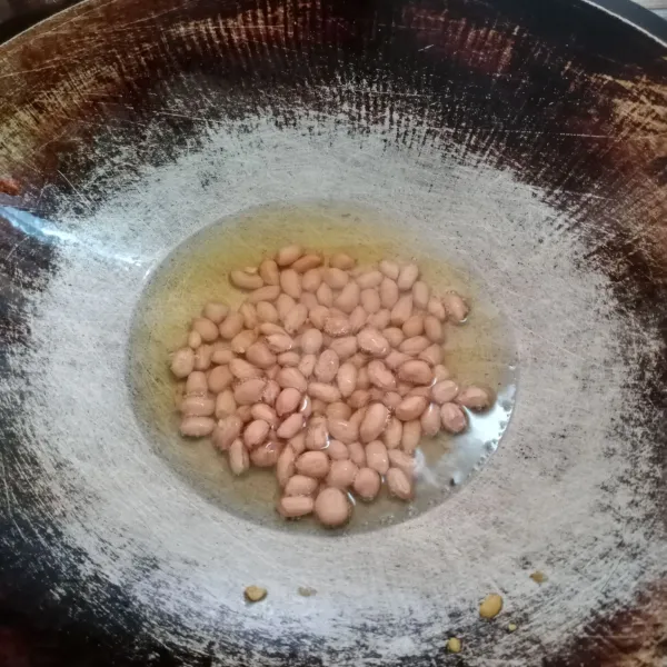 Goreng kacang sampai matang, sisihkan.