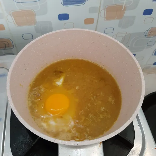 Ceplok telur, aduk sesekali
