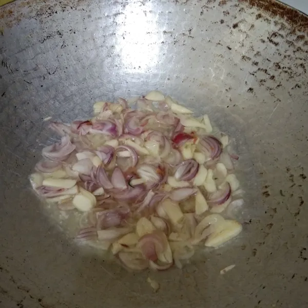 Panaskan minyak, tumis irisan bawang merah dan bawang putih hingga harum.