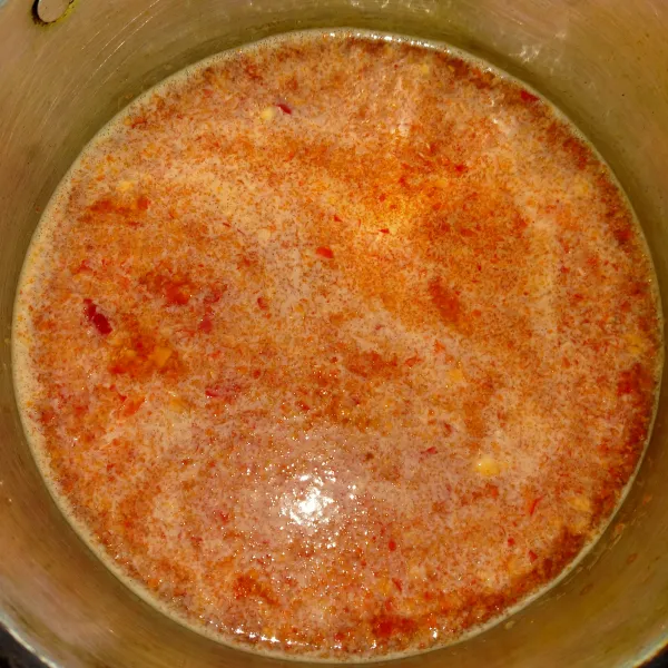 Blender bumbu kuah cuko lalu rebus bahan kuah masukkan bumbu kuah cuko, air asam beri gula pasir, gula merah dan garam tunggu hingga matang