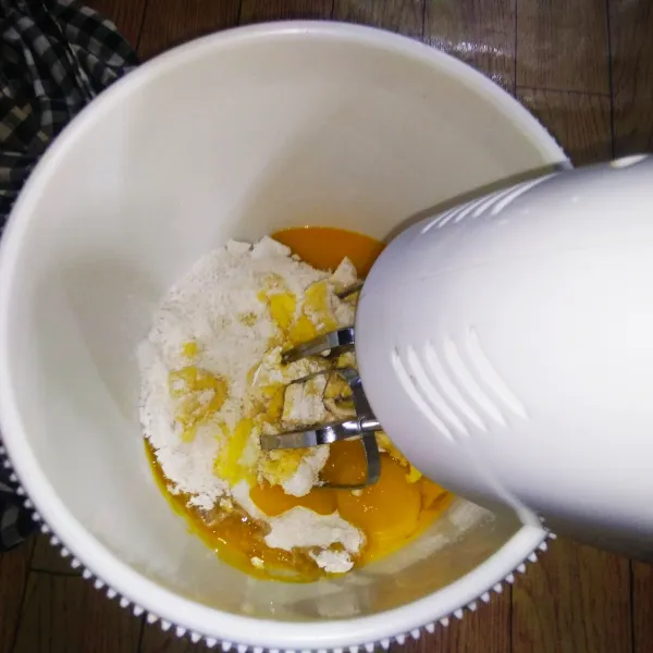 Kocok dengan mixer margarin, butter, gula, tepung, telur, baking powder dan vanili bubuk hingga lembut mengembang.