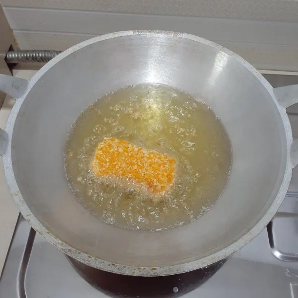 Kemudian goreng hingga kuning keemasan, risol roti kornet keju siap disajikan dengan saus